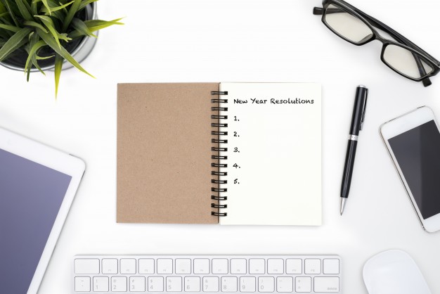 new-year-resolutions-concept-with-white-desk_1357-232.jpg